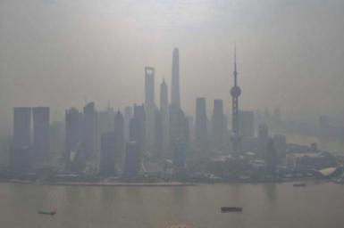 Smog in Shanghai\'s Pudong Lujiazui financial district