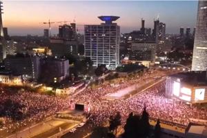 Tel Aviv protest demanding Netanyahu get the prisoners back home, on June 30, 2024.
